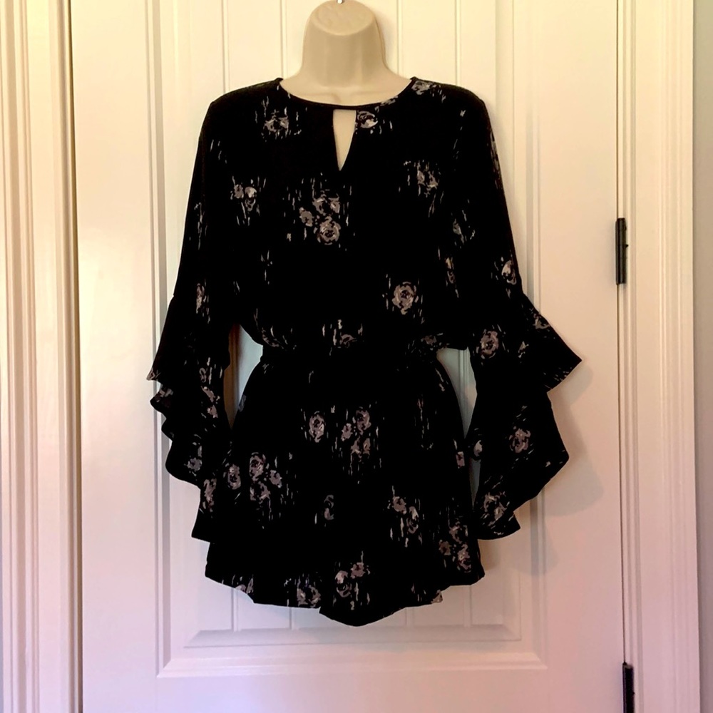 Mudpie Black floral romper, XS. Keyhole detail, cinched waist, bell sleeves.